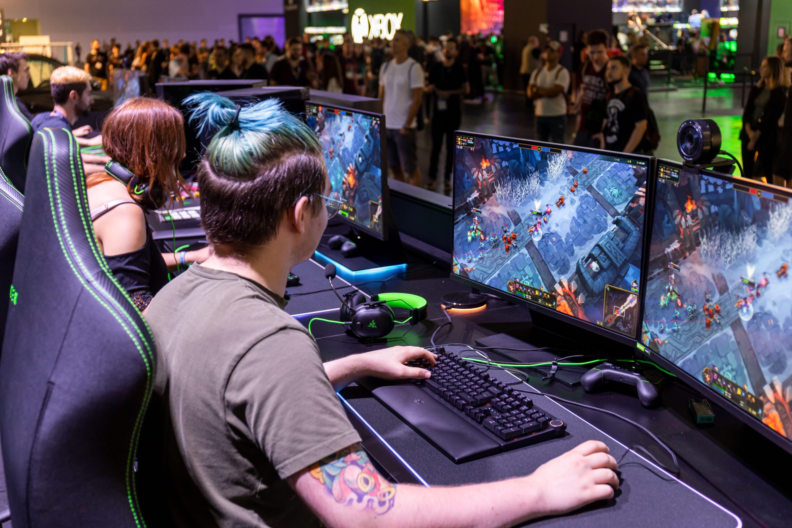 people playing ARAM in a League of Legends convention